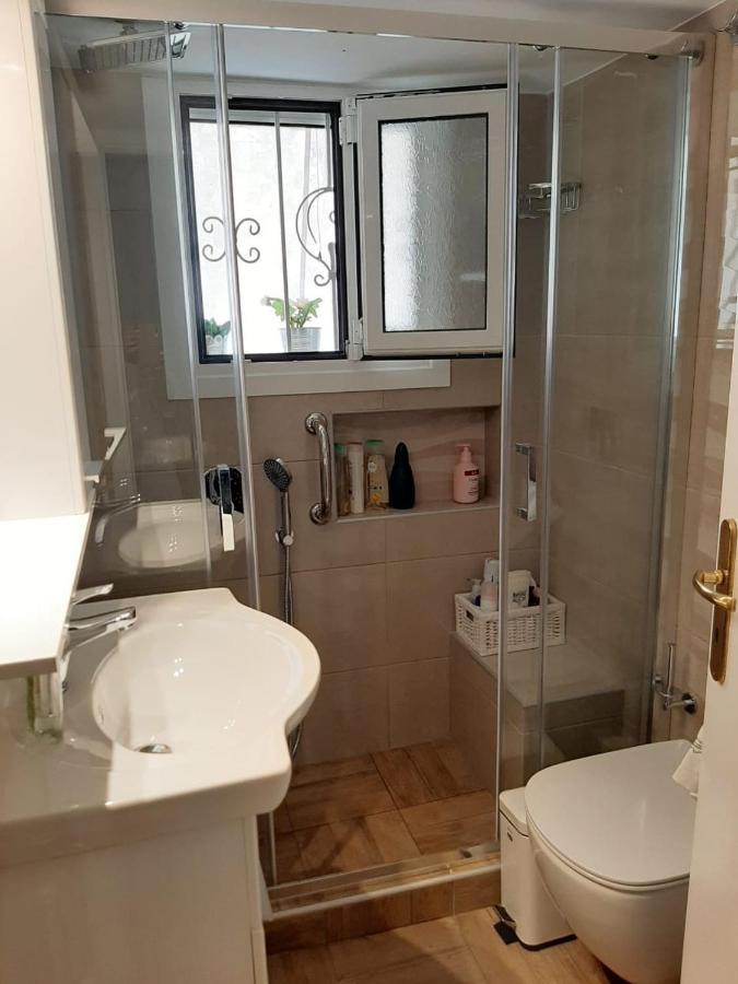 Kerry'S Cosy Apartment Vári 外观 照片