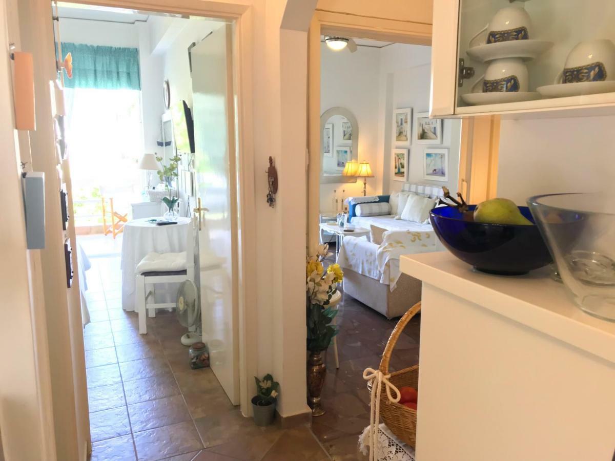 Kerry'S Cosy Apartment Vári 外观 照片