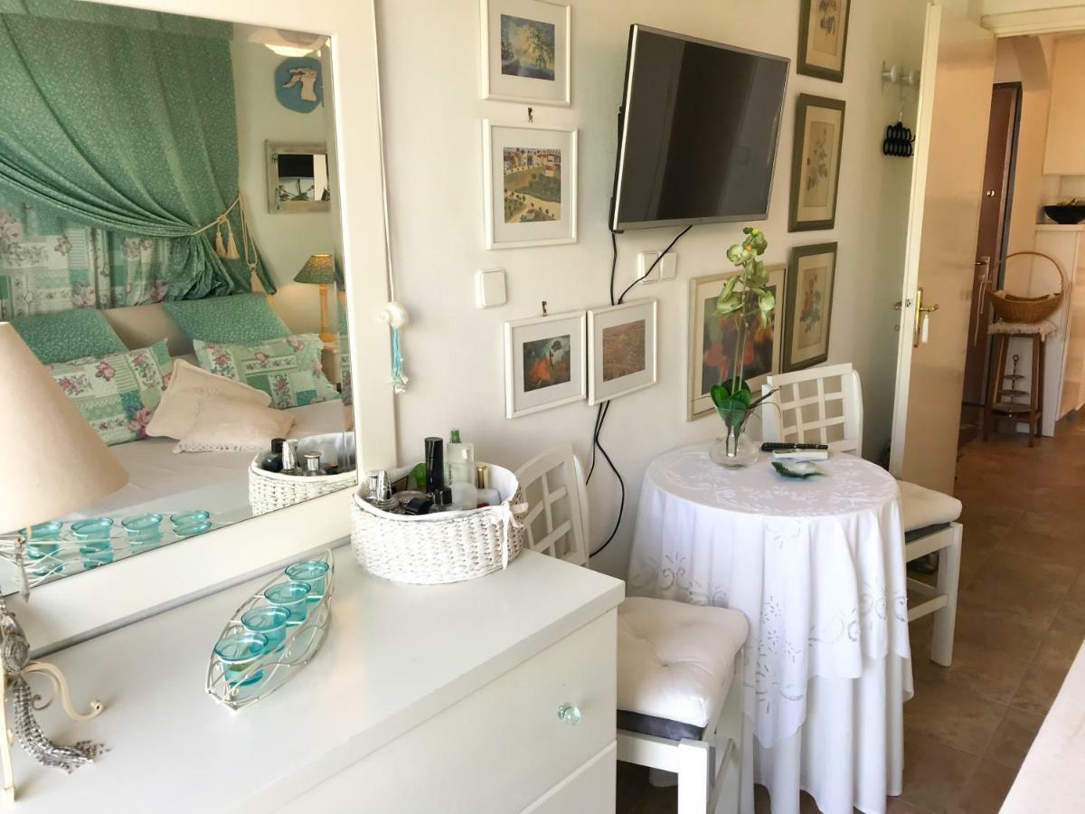 Kerry'S Cosy Apartment Vári 外观 照片