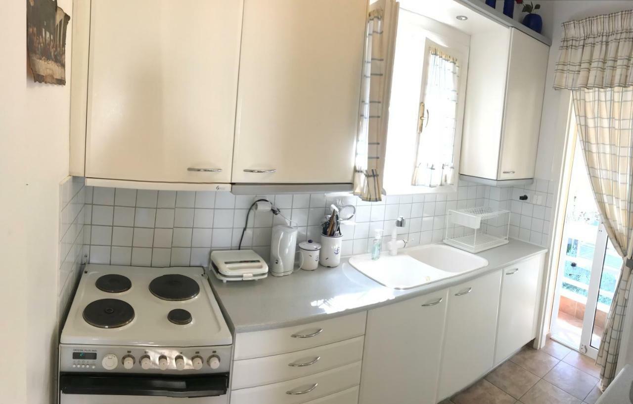 Kerry'S Cosy Apartment Vári 外观 照片